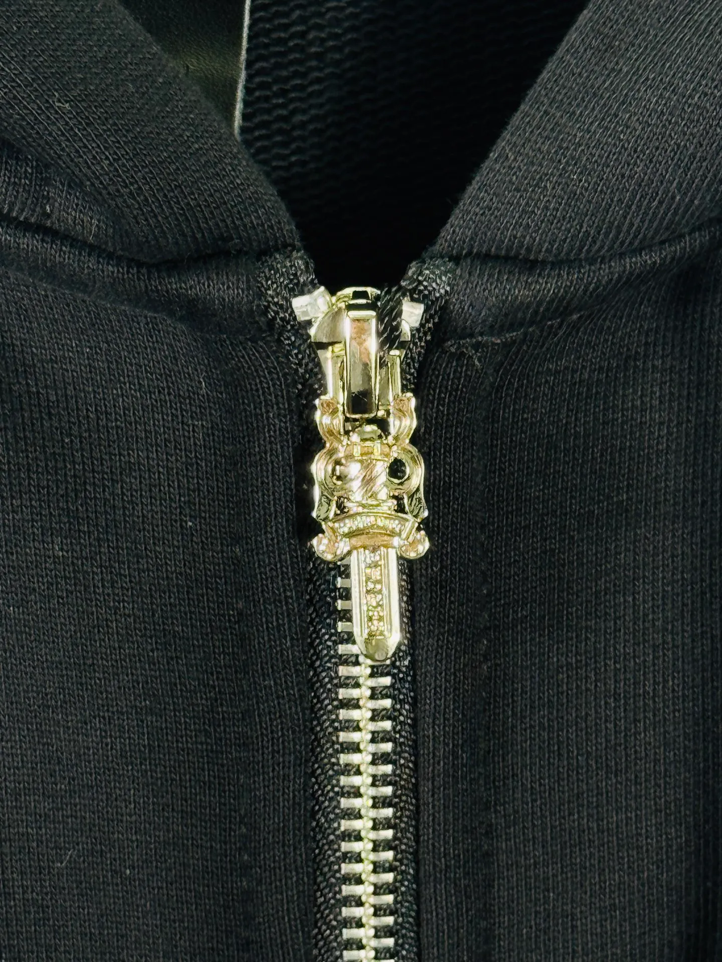 P340 top version, real shot without P, ​​different from market currency) 𝗖𝗵𝗿𝗼𝗺𝗲 𝗛𝗲𝗮𝗿𝘁𝘀/Cro Heart 2025 Rivets Autumn and Winter New Original Single Counter American Rivets 3D Three-dimensional Couple Casual Cardigan Sweatshirt 👑The highest version! Customized fabric 480g tripe terry fabric! American acid-washed and distressed original fabric with laser rivets. Best-selling model at the counter. Very comfortable to wear. Accessories: Original molded and authenticated collar label➕100% silk wash label. Genuine purchase-grade original hangtag➕matching hanging rope➕3D hanging beads➕original packaging bag. Craftsmanship: The original version has consistent wiring! The highest version of the armhole matching technique! Color: Black Size: S M L XL Style No.: 613